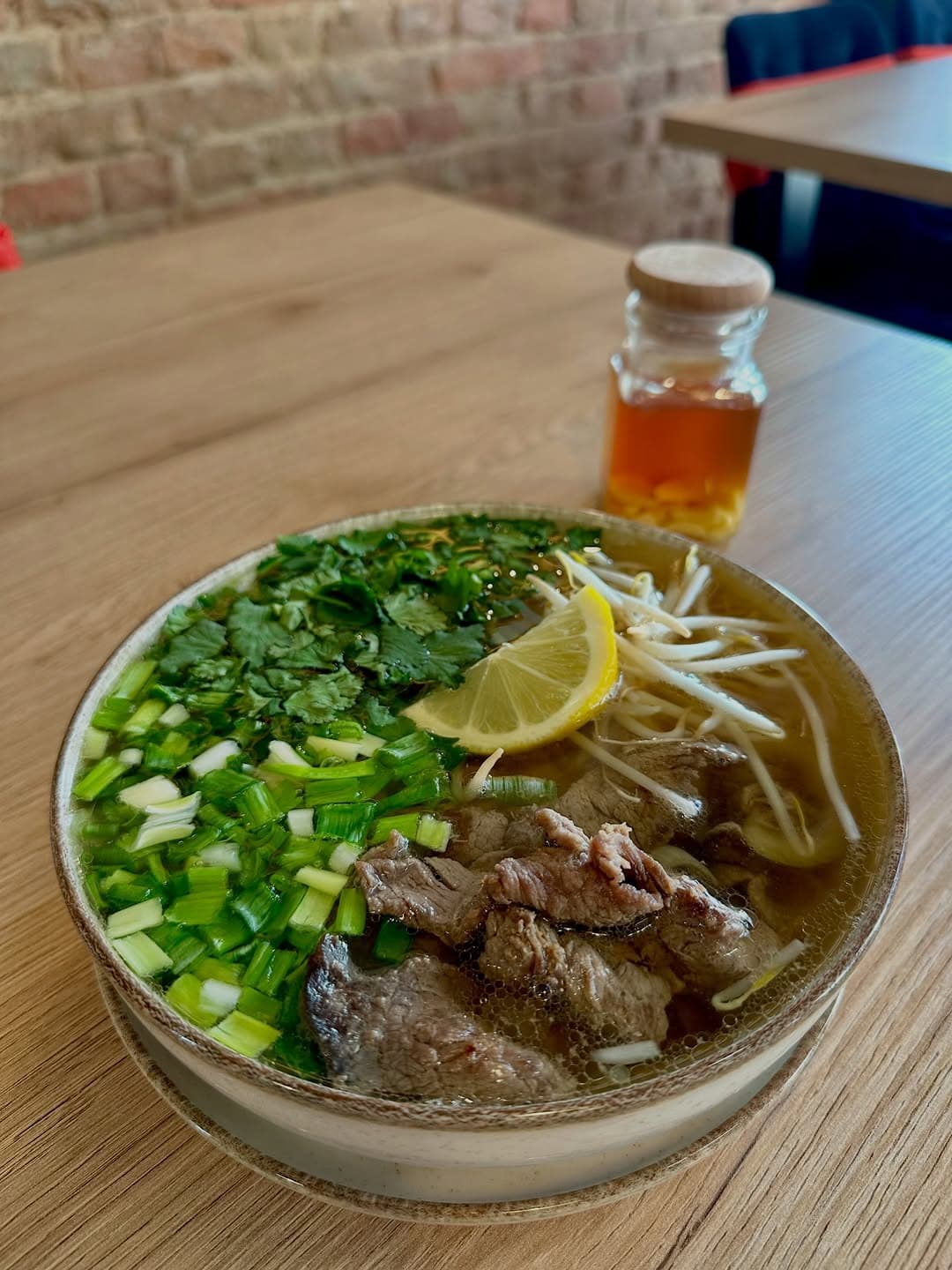 Miska Phở Bò na stole w Viet-Famce