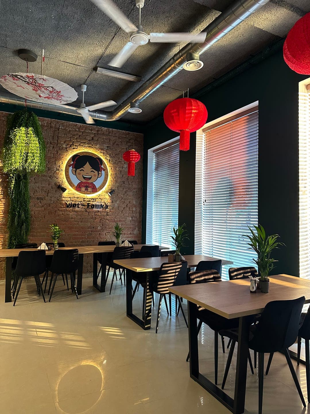 Sala Viet-Famki z podświetlonym logo i czerwonymi lampionami